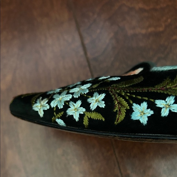 Beverly Feldman, Black Floral Embroidered Flats, Size 5.5 - Picture 6 of 16